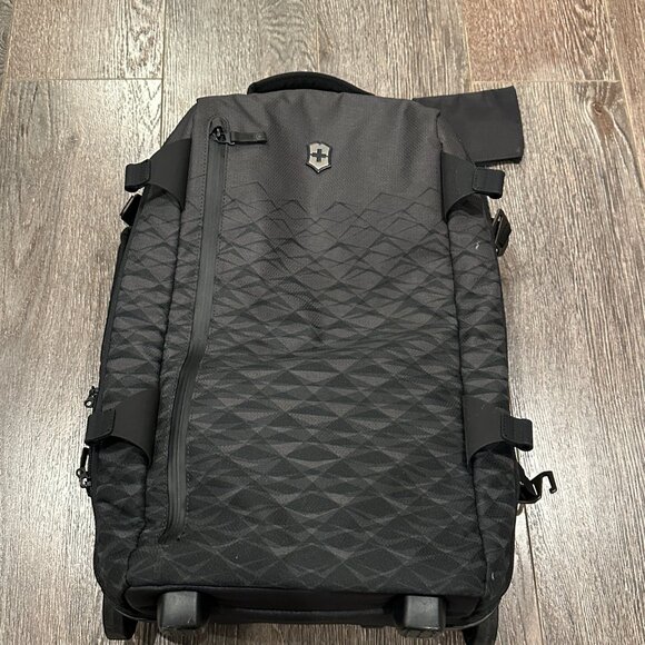 Victorinox Rolling Suitcase – Hard to Find – Retails $500 - Picture 2 of 9